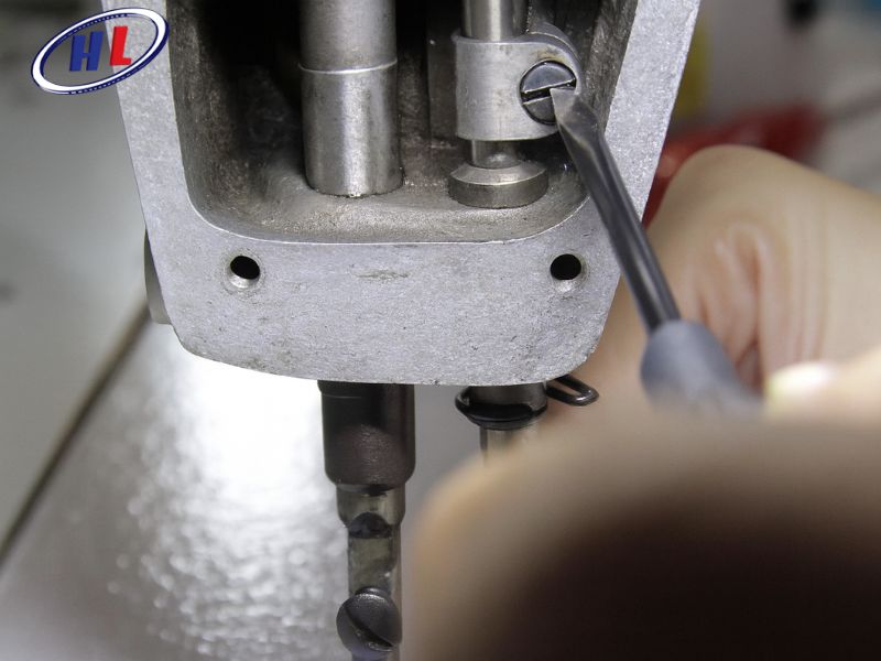 Siết chặt ốc, giữ kim 