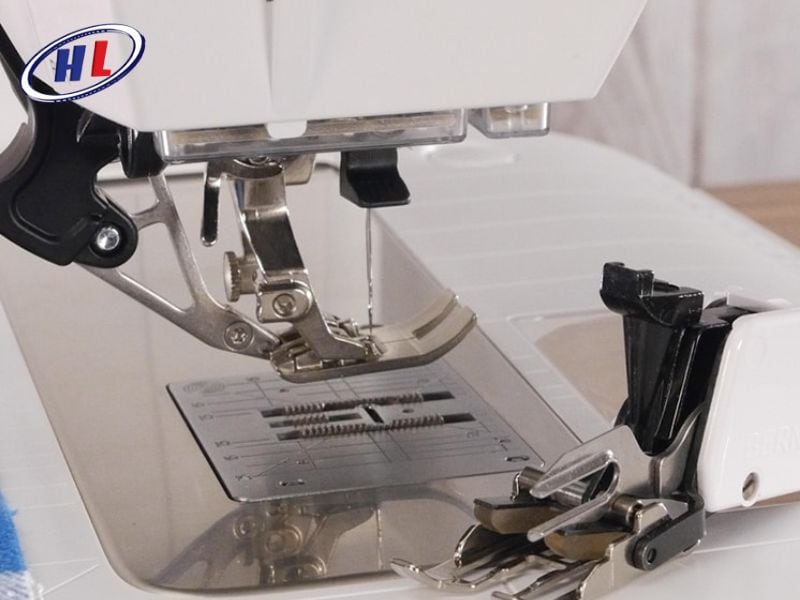 Lắp chân vịt vắt sổ và chọn mũi may phù hợp