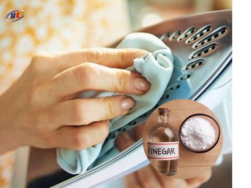 Xử lý bàn ủi cháy dính vải bằng muối và giấm ăn