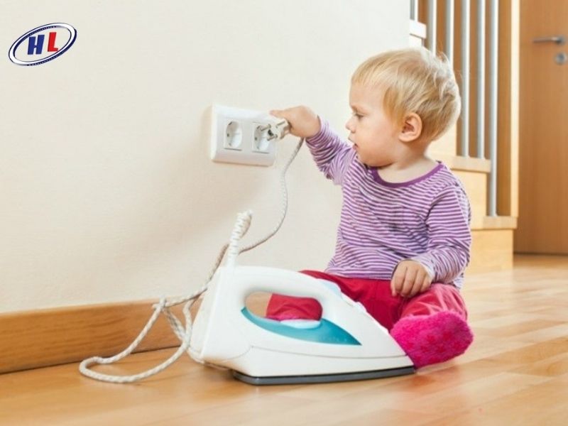 Bảo vệ trẻ em khi bàn là hoạt động
