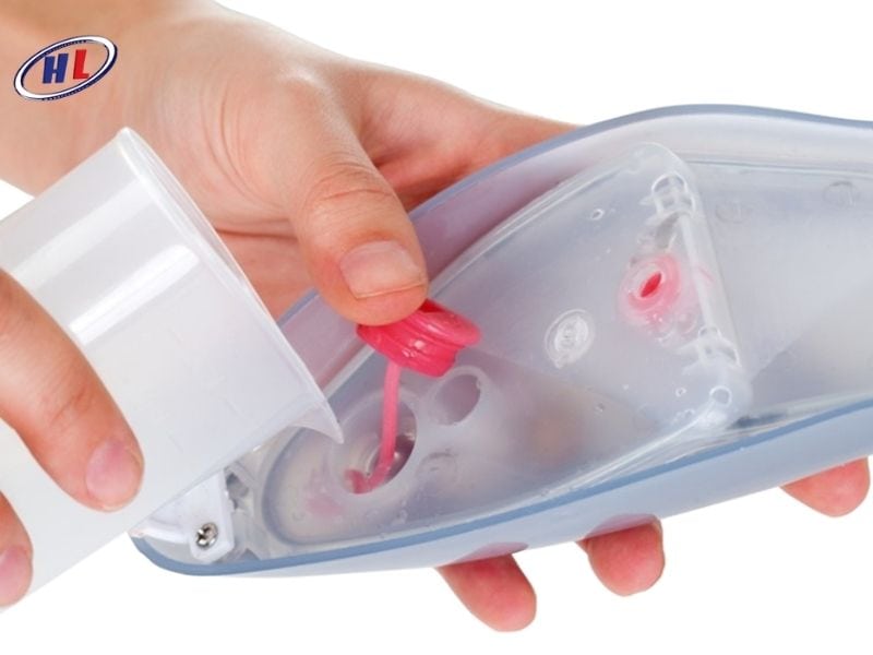 Đổ nước vào ngăn chứa nước bàn ủi