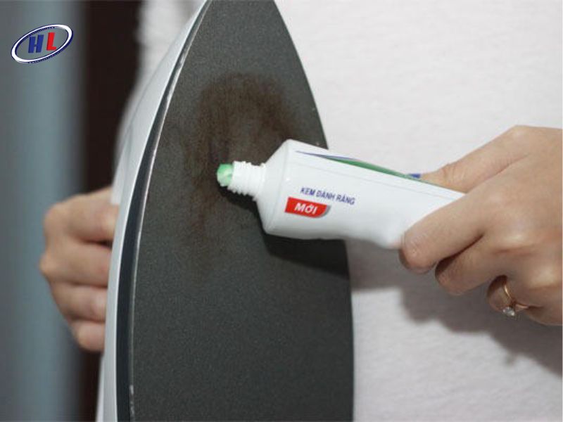 Cách vệ sinh bàn ủi hơi nước với kem đánh răng