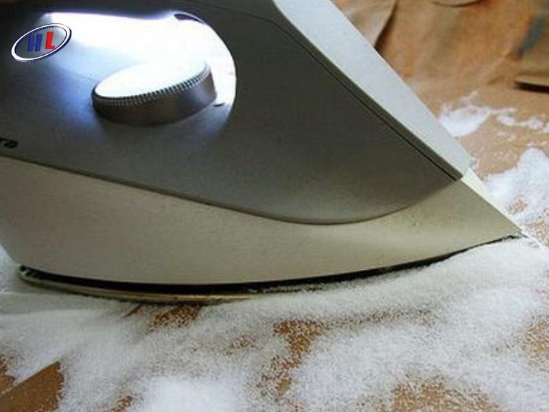 Vệ sinh bàn ủi công nghiệp bằng muối thô