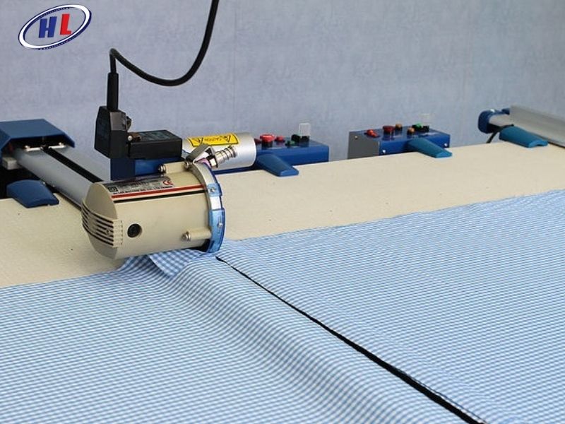Sử dụng máy cắt vải đầu bàn