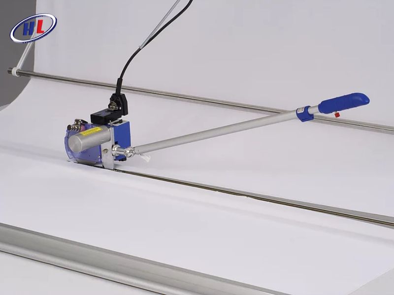 ky thuat cat may cat vai dau ban Kỹ thuật cắt vải bằng máy đầu bàn