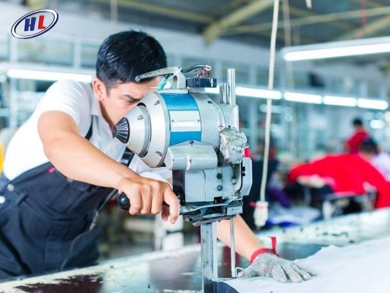 Máy cắt vải công nghiệp có thể thay thế công việc của nhiều thợ cắt tay