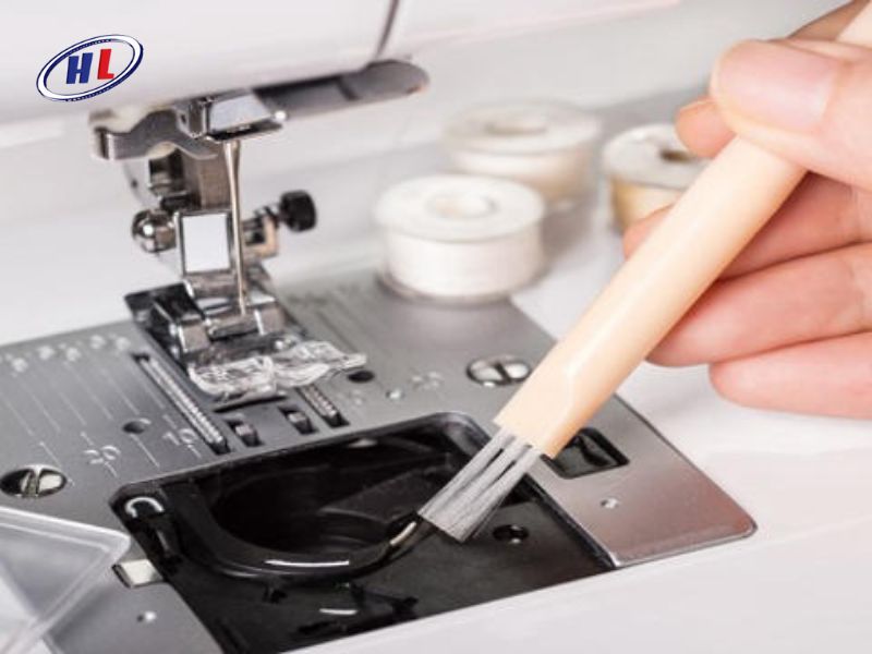 ve sinh bui tren may may cong nghiep Loại bỏ lông tơ và bụi bẩn trên máy may