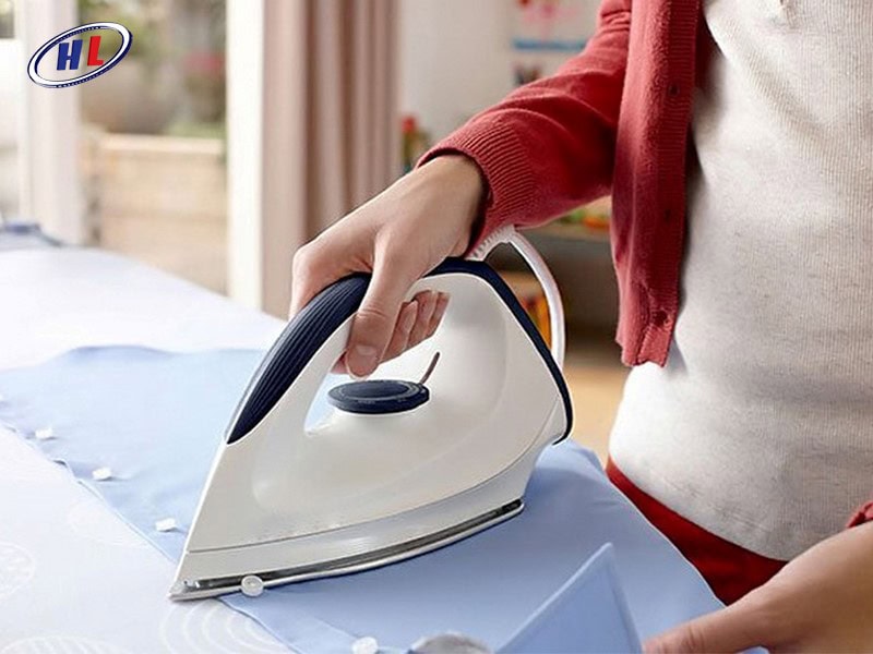 Máy là khô (dry iron) sử dụng nhiệt năng trực tiếp từ mặt đế (soleplate) để làm phẳng quần áo