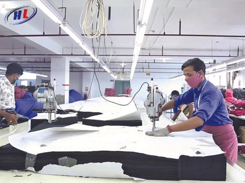 Máy cắt vải đứng là thiết bị công nghiệp sử dụng lưỡi dao thẳng đứng để cắt