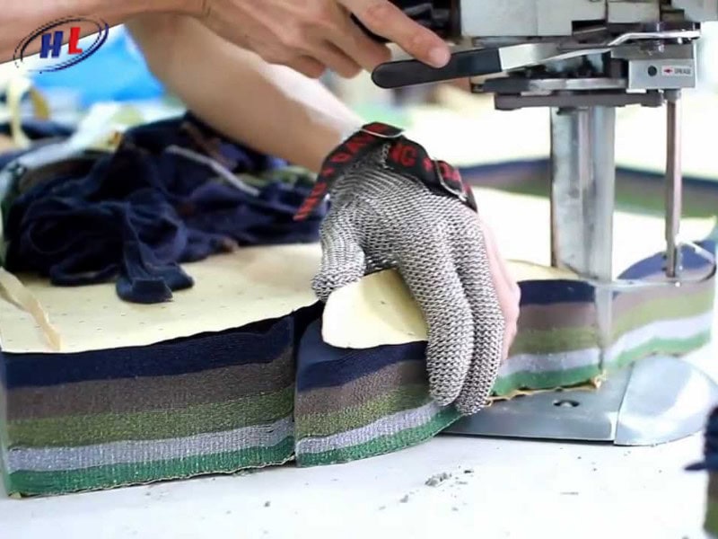 Máy cắt vải đứng tăng năng suất vượt trội nhờ khả năng cắt hàng trăm lớp vải cùng lúc