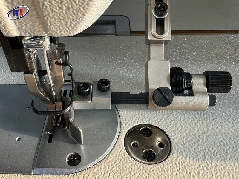 Máy may 1 kim chân vịt bước có cấu trúc cơ – điện tử đồng bộ