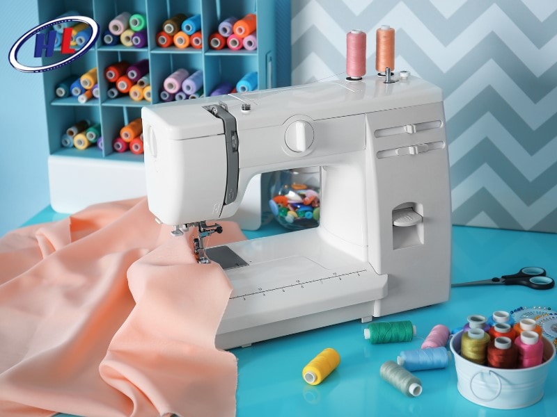 Máy may gia đình giúp bạn có thể tự may, sửa chữa quần áo, túi xách 