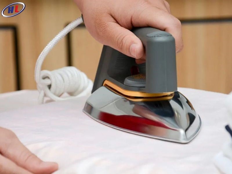 phan loai ban ui kho Bàn ủi khô (hay bàn là khô) là thiết bị gia dụng truyền thống sử dụng nhiệt từ mặt đế kim loại nóng trực tiếp để làm phẳng quần áo