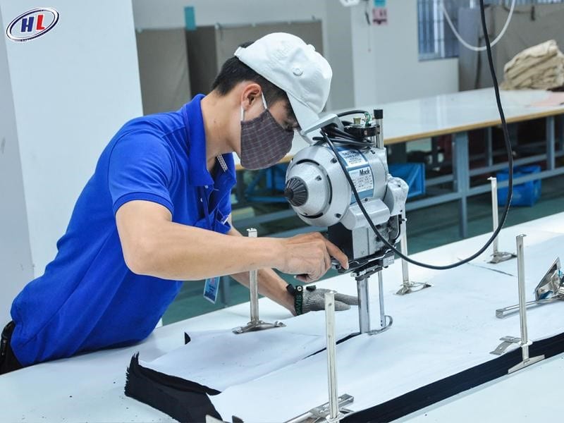 may cat vai dung ung dung nganh may Máy cắt vải đứng là thiết bị quan trọng trong công đoạn cắt của ngành may mặc công nghiệp
