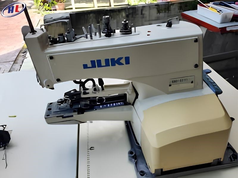 van hanh may dinh nut Hình ảnh máy đính nút Juki sử dụng vận hành ở xưởng may